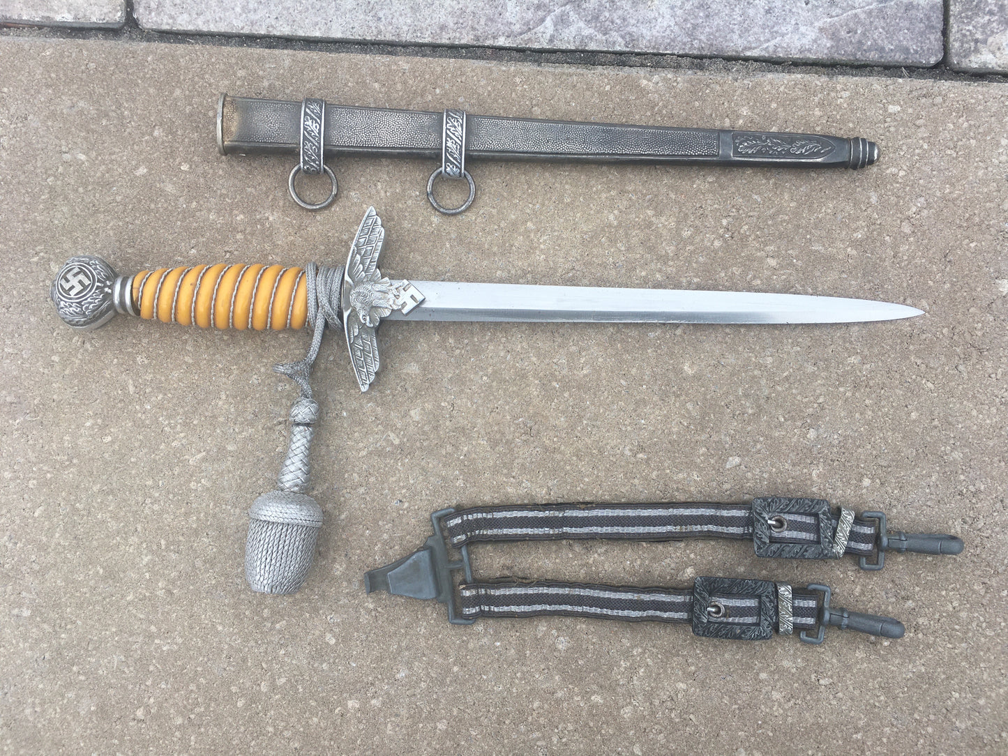 WW2 Luftwaffe Officer’s Dagger – WKC Solingen with Hanger & Portepee